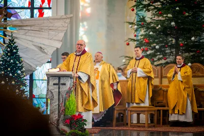 W Niedzielę Świętej Rodziny Mszy Świętej o godz. 12.00 przewodniczył bp Edward Białogłowski. Eucharystię uświetnił śpiewem kolęd Katedralny Chór Chłopięco-Męski Pueri Cantores Resovienses. fot. Paulina Lęcznar