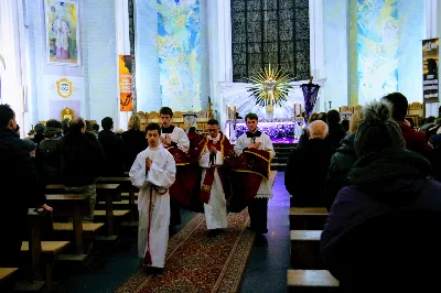 W półmroku rzeszowskiej Katedry, przy muzyce organowej wielkich mistrzów, licznie zgromadzeni wierni uczestniczyli w Drodze Krzyżowej malowanej muzyką organową. Zabrzmiały utwory takich kompozytorów jak J.S. Bach, F. Mendelssohn-Bartholdy, J. Renner jun. czy M. Surzyński. Przy organach zasiedli: dr Tomasz Zając oraz Michał Dziki. fot. Andrzej Kotowicz