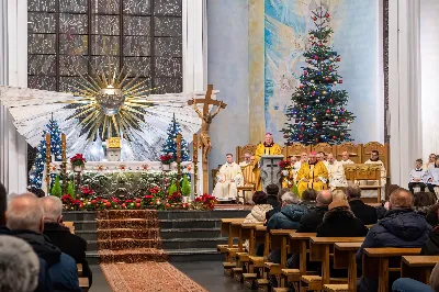 W uroczystość Objawienia Pańskiego, 6 stycznia 2024 r., w katedrze rzeszowskiej odprawiono Mszę św., której przewodniczył bp Jan Wątroba. W liturgii wzięli udział również abp Edward Nowak, bp Edward Białogłowski, bp Kazimierz Górny oraz kilkudziesięciu kapłanów koncelebrujących Eucharystię. W tym dniu bp Kazimierz Górny obchodził 39. rocznicę święceń biskupich, których udzielił św. Jan Paweł II w Watykanie, 6 stycznia 1985 r. Zaś bp Edward Białogłowski przeżywał 36. rocznicę sakry biskupiej, której udzielił abp Ignacy Tokarczuk w Przemyślu, 6 stycznia 1988 r.
fot. Joanna Prasoł