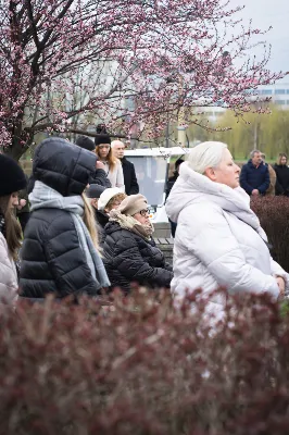 W Wielki Piątek (7 kwietnia) w Parku Papieskim odbyła się Droga Krzyżowa wprowadzająca w przeżywanie Liturgii Męki Pańskiej. Prowadzona była przez wspólnotę Wyższego Seminarium Duchownego w Rzeszowie pod przewodnictwem Biskupa Rzeszowskiego Jana Wątroby. W rozważaniach kolejnych stacji, ks. dr Mateusz Rachwalski, prefekt seminarium, zachęcał do życia zgodnie z nauką wypływającą z krzyża Chrystusowego.
fot. Małgorzata Ryndak