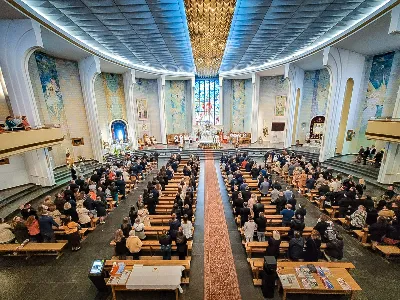 W sobotnie południe 67 naszych młodych parafian przyjęło sakrament bierzmowania. Po dwóch latach przygotowań wyrazili przed bpem Janem Wątrobą swoje pragnienie świadczenia o wierze i życia według jej zasad. Jako motto ich wzrostu w dojrzałości chrześcijańskiej Ksiądz Biskup zaproponował słowa św. Piotra: "Trzeba słuchać bardziej Boga niż ludzi".
Fot. Piotr Reszko i Katarzyna Franiszyn-Luciano