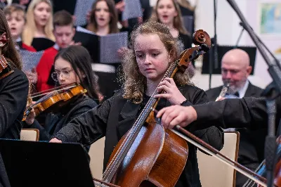 W niedzielę, 21 kwietnia 2024 roku, w Katedrze Rzeszowskiej odbył się Koncert Wielkanocny, którego organizatorem był Katedralny Chór Chłopięco-Męski „Pueri Cantores Resovienses” oraz parafia katedralna pw. Najświętszego Serca Pana Jezusa w Rzeszowie. 
Radosnym Alleluja podzielili się z licznie zgromadzoną publicznością wykonawcy: Krośnieński Zespół Kameralny, Chór Mieszany Ogólnokształcącej Szkoły Muzycznej II stopnia w Krośnie, Orkiestra Festiwalowa składająca się z uczniów i nauczycieli ZSM w Krośnie i PSM II st. w Jaśle oraz gospodarze koncertu – Katedralny Chór Chłopięco-Męski „Pueri Cantores Resovienses” pod dyrekcją Aleksandry Fiołek-Matuszewskiej. Pomysłodawcą i inicjatorem koncertu był Mateusz Gałuszka, organista, dyrygent, dyrektor jasielskiego festiwalu Musica Classica.
Na wstępie zaprezentowano 2 utwory w wykonaniu Chóru Mieszanego Ogólnokształcącej Szkoły Muzycznej II stopnia w Krośnie pod dyrekcją Renaty Zajdel: „Regina caeli” Jacques-Louisa Battmanna, w którym partię solową wykonała Jadwiga Kot-Ochał, zaś na organach akompaniował Mateusz Gałuszka oraz zabrzmiał „Magnificat” autorstwa Andrzeja Koszewskiego, skomponowany w 2004 roku.
Następnie publiczność mogła usłyszeć 3 utwory: kompozycję S.S. Szarzyńskiego „Jesu, spes mea” („Jezu – moja nadziejo”) na sopran, dwoje skrzypiec i organy, Koncert d-moll J.S. Bacha na obój i skrzypce oraz Koncert d-moll A. Vivaldiego.
Po muzyce instrumentalnej przyszedł czas na dzieła wokalno-instrumentalne. W tej części zabrzmiał motet „Ave Verum” W. A. Mozarta w wykonaniu Katedralnego Chóru Chłopięco-Męskiego „Pueri Cantores Resovienses” pod dyrekcją Aleksandry Fiołek-Matuszewskiej. Na organach akompaniował chórzysta Maksymilian Rogóż.
Historia Katedralnego Chóru Chłopięco-Męskiego „Pueri Cantores Resovienses” jest długa i bogata. Chór powstał w 1985 roku w Rzeszowie, a w przyszłym roku będzie obchodził jubileusz 40-lecia działalności. Obecnie dyrygentem Katedralnego Chóru Chłopięco-Męskiego jest Aleksandra Fiołek-Matuszewska, absolwentka Uniwersytetu Muzycznego im. Fryderyka Chopina w Warszawie.
Zwieńczeniem niedzielnego Koncertu Wielkanocnego było wykonanie wybranych części Oratorium „Mesjasz” G. F. Händla. Podniośle wybrzmiało 6 fragmentów tego dzieła. Orkiestra wykonała Sinfony (wstęp instrumentalny), następnie połączone chóry z orkiestrą zaprezentowały słuchaczom części: „Surely, He hath borne our griefs“ „And with His stripes we are healed”, „All we like sheep have gone astray”. Solową arię „How beautiful are the feet of them” z orkiestrą wykonała Jadwiga Kot-Ochał. Na koniec z wielką mocą wybrzmiała najsłynniejsza część tego oratorium: „Hallelujah” w wykonaniu połączonych chórów z orkiestrą, którymi zadyrygowała Aleksandra Fiołek-Matuszewska. Koncert poprowadził Ryszard Bieniek – prezes Katedralnego Chóru. 
Można śmiało powiedzieć, że była to muzyczna uczta dla ducha, o czym świadczyły gromkie brawa i owacje na stojąco. Z niecierpliwością czekamy na kolejne koncerty Katedralnego Chóru Chłopięco-Męskiego „Pueri Cantores Resovienses”.
fot. Joanna Prasoł