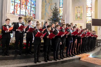 W niedzielę Chrztu Pańskiego w Katedrze Rzeszowskiej wybrzmiały najpiękniejsze polskie kolędy i pastorałki wykonane przez Katedralny Chór Chłopięco-Męski Pueri Cantores Resovienses pod dyrekcją Marcina Florczaka. Chór miał okazję wystąpić kilkukrotnie w Katedrze w czasie liturgicznego okresu Bożego Narodzenia uświetniając swym śpiewem obchodzone uroczystości. Miało to miejsce podczas mszy świętych w niedzielę Świętej Rodziny, w święto św. Jana Apostoła z okazji imienin księdza biskupa Jana Wątroby oraz w uroczystość Objawienia Pańskiego z okazji kolejnej rocznicy przyjęcia sakry biskupiej przez księży biskupów Kazimierza Górnego i Edwarda Białogłowskiego. W ubiegłą niedzielę (9.01) po Mszy Świętej o godz. 12:00 można było znów usłyszeć wiele pięknych, znanych polskich kolęd w wykonaniu chóru, m. in. Bóg się rodzi, Tryumfy Króla Niebieskiego, Przybieżeli do Betlejem czy Cicha noc. Wybrzmiały także mniej znane, ale równie piękne pastorałki: Cicho, cicho pastuszkowie w wykonaniu solisty Eryka Chudzika czy Kołysanka Józefa w wykonaniu solisty Tomasza Nowaka. Solową partią popisał się także Jan Żmuda  w kolędzie Jezus malusieńki. Solistom akompaniował na pianinie chórzysta Maksymilian Rogóż. Chór wykonał także po dwa utwory na głosy męskie (W żłobie leży i Mizerna cicha) oraz na głosy dziecięce (Gore gwiazda i My też pastuszkowie).  Kolędowanie wpisuje się zarówno w kanon liturgii Kościoła katolickiego, jak i w naszą narodową tradycję. Dlatego wszyscy chętnie słuchają tych utworów, jednocześnie włączając się we wspólny śpiew. Także tym razem na zakończenie spotkania Panu Dyrygentowi udało się porwać zgromadzonych wiernych do wspólnego wykonania kolędy Wśród nocnej ciszy. Działalność Katedralnego Chóru Chłopięco-Męskiego Pueri Cantores Resovienses można wesprzeć przekazując 1% podatku na OPP Katolickie Towarzystwo Śpiewacze KRS 0000050601 lub wpłacając darowiznę na cele statutowe na konto bankowe podane na stronie resovienses.org. Beata Świerad fot. Joanna Prasoł