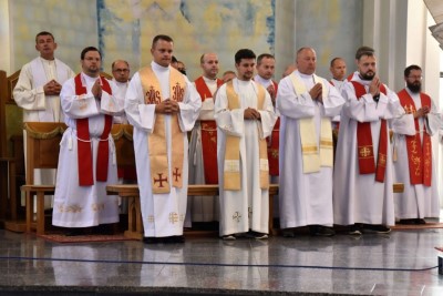 Mszą Świętą w naszej Katedrze rozpoczęły się XVI Mistrzostwa Polski Liturgicznej Służby Ołtarza w piłce nożnej o puchar „KnC”. W rozgrywkach 28 i 29 lipca 2021 r. weźmie udział 72 drużyny z 20 diecezji i 2 prowincji zakonnych. Zawody odbywają się ku pamięci śp. ks. Tomasza Blicharza.  Eucharystii przewodniczył bp Jan Wątroba. Mszę św. koncelebrowało ponad 40 księży – głównie opiekunowie drużyn sportowych z różnych diecezji. W Eucharystii uczestniczyła Stanisława Blicharz i Marcin Blicharz, mama i brat ks. Tomasz Blicharza, któremu dedykowany jest tegoroczny turniej (ks. Blicharz był przez wiele lat duszpasterzem Liturgicznej Służby Ołtarza Diecezji Rzeszowskiej, a także inicjatorem i głównym organizatorem poprzednich edycji mistrzostw LSO, które odbyły się w Rzeszowie w 2016 i 2018 r. Zmarł 17 października 2020 r. w wieku 39 lat). Po Mszy św. sportowcy z Liturgicznej Służby Ołtarza rozjechali się do czterech hal sportowych i na 8 Orlików na terenie Rzeszowa, Łąki, Trzebowniska i Tyczyna.  W zawodach uczestniczy 72 drużyny z 20 diecezji i 2 prowincji zakonnych w Polsce – jest to blisko 800 sportowców. Rywalizacja odbywa się w trzech kategoriach wiekowych: ministrant (roczniki urodzenia 2009-2013), lektor młodszy (2005-2008) i lektor starszy (2000-2004).  Diecezje rzeszowską reprezentują parafie: Gorlice (pw. Narodzenia NMP) i Rzeszów (pw. Bożego Ciała) w kategorii ministrant; Górno, Łowisko i Błażkowa w kategorii lektor młodszy oraz Zaczernie, Cmolas, Hermanowa, Rzeszów (pw. św. Mikołaja) i Tarnowiec w kategorii lektor starszy.  W poniedziałek, 28 czerwca zostaną rozegrane eliminacje. Drugi dzień zawodów również rozpocznie się Mszą św. w rzeszowskiej katedrze – Eucharystii będzie przewodniczył bp Edward Białogłowski. Ceremonię wręczenia nagród i zakończenia przewidziano na godz. 15.00 w Hali Sportowej Młodzieżowego Ośrodka Socjoterapii przy ul. Miłocińskiej w Rzeszowie.  Głównym organizatorem turnieju jest miesięcznik „KnC” – „Króluj nam Chryste”. Gospodarzami są: Diecezja Rzeszowska i Liturgiczna Służba Ołtarza Diecezji Rzeszowskiej.  Tekst i zdjęcia: ks. Tomasz Nowak 