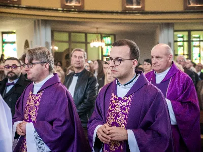 W V Niedzielę Wielkiego Postu, podczas Mszy Świętej o godz. 12:00, ks. Krzysztof Gołąbek – proboszcz naszej Katedry, przyjął do grona Liturgicznej Służby Ołtarza siedmiu nowych ministrantów. Po odpowiednim przygotowaniu, pod czujnym okiem ks. Pawła Wójcika oraz animatorów Adama i Miłosza, chłopcy otrzymali stopień ministranta choralisty – po raz pierwszy założyli kołnierzyki i otrzymali legitymacje ministranckie. To wyjątkowy moment i ogromna radość dla naszej wspólnoty! Podczas Mszy Świętej zaśpiewała Dziewczęca Schola Katedralna. Serdecznie gratulujemy chłopcom odwagi oraz życzymy wytrwałości w tej pięknej służbie przy Ołtarzu Pana Jezusa. Jeśli chcesz dołączyć do grona ministrantów – serdecznie zapraszamy! Zainteresowanych prosimy o kontakt z ks. Pawłem Wójcikiem.
fot. Antoni Ważny