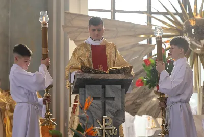 „Eucharystia powinna nas prowadzić do odkrycia kapłańskiej misji Ludu Bożego, kapłańskiej misji każdego z nas” – powiedział Biskup Rzeszowski podczas Mszy Wieczerzy Pańskiej, której przewodniczył w katedrze rzeszowskiej w Wielki Czwartek, 2 kwietnia 2026 r.
Podczas uroczystej liturgii Wielkiego Czwartku w katedrze rzeszowskiej, której przewodniczył bp Jan Wątroba, wierni zostali zaproszeni do refleksji nad tajemnicą Eucharystii, kapłaństwa oraz powołania całego Ludu Bożego do udziału w misji Chrystusa. Na zakończenie homilii biskup zachęcił do szczególnej modlitwy za kapłanów, zwłaszcza tych przeżywających trudności i kryzysy. „Panie Jezu, dobry pasterzu i towarzyszu wędrówki, dziś powierzamy Ci wszystkich kapłanów, ale zwłaszcza tych, którzy przechodzą chwilę kryzysu” – powiedział Biskup Rzeszowski. Wezwał także wspólnotę wiernych do troski o kapłanów poprzez modlitwę, życzliwość i wsparcie.
Wielkoczwartkowa liturgia w katedrze rzeszowskiej stała się nie tylko dziękczynieniem za dar Eucharystii i kapłaństwa, ale także wezwaniem do odnowienia świadomości odpowiedzialności każdego wiernego za życie Kościoła i świadectwo wiary w świecie. fot. ks. Jakub Oczkowicz