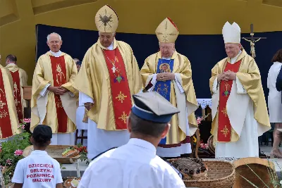 „Wierność ideałom jest gwarantem tego, że nie pogubimy się życiowo, nie skompromitujemy się i w naszym polskim domu będziemy gospodarzami, a nie najemnikami” – mówił podczas Dożynek Diecezjalnych bp Edward Białogłowski. 28 sierpnia 2022 r. do Parku Papieskiego w Rzeszowie przyjechało ponad 60 delegacji z wieńcami.

Do Parku Papieskiego w Rzeszowie przyjechało ponad 60 delegacji z parafii diecezji rzeszowskiej z wieńcami żniwnymi. Tegoroczną obsługę dożynek, w tym przygotowanie liturgii, zapewnili wierni i duszpasterze z Diecezjalnego Sanktuarium św. Józefa w Rzeszowie i dekanatu Rzeszów Północ. Przed Mszą św. odbył się program słowno-muzyczny w wykonaniu Diakonii Muzycznej z parafii św. Józefa w Rzeszowie.

Przed rozpoczęciem Mszy św. ks. Jerzy Uchman, diecezjalny duszpasterz rolników, przywitał przybyłych do Rzeszowa rolników, ogrodników, sadowników i pszczelarzy, wśród nich starostów dożynek: Aleksandrę i Bartłomieja Kędziorów z parafii pw. św. Józefa w Rzeszowie, a także obecnych na Mszy św. parlamentarzystów, władze państwowe i samorządowe, służby mundurowe oraz poczty sztandarowe.

Eucharystii przewodniczył bp Kazimierz Górny. W koncelebrze uczestniczył bp Edward Białogłowski, ks. infułat Wiesław Szurek oraz blisko dwudziestu księży.

Homilię wygłosił bp Edward Białogłowski.

„Dziękujemy Bogu za rolników, którzy mimo różnych trudności i przeciwności, które dotykają polską wieś, trwają przy rodzinnych gospodarstwach. Pochylają się nad rolą, która wydaje chleb i różne rośliny, warzywa, owoce i kwiaty. Dziękujemy wam, gospodynie i gospodarze, starsi i młodzi, za troskę i bezpieczeństwo żywnościowe naszego kraju oraz za zapasy żywnościowe, które są sprzedawane do innych krajów, a także wspomagają naszych sąsiadów borykających się, czy uciekających ze swojego kraju przed wojną do naszej ojczyzny, aby znaleźć tutaj bezpieczny kąt” – mówił bp Edward Białogłowski.

Biskup Białogłowski kierując do zebranych słowa zachęty pytał:

„Czy wasze domu rozbrzmiewają codzienną modlitwą dziękczynną i błagalną? Czy niedziela dla waszych domowników jest dniem świętym, z udziałem we Mszy św., z rodzinnym posiłkiem, z rozmową o waszej rodzinie, o jej troskach i radościach, o gospodarstwie, jego przyszłości i o przyszłości naszej ojczyzny? Zapalajcie ducha młodego pokolenia do życia ideałami: Bóg, honor, ojczyzna (…) Wierność ideałom jest gwarantem tego, że nie pogubimy się życiowo, nie skompromitujemy się i w naszym polskim domu będziemy gospodarzami, a nie najemnikami” – mówił bp Białogłowski.

Po błogosławieństwie poszczególne delegacje zaprezentowały swoje wieńce.

ks. Jakub Nagi
fot. ks. Tomasz Nowak