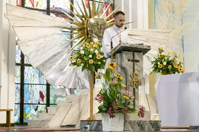 W poniedziałek 13 lipca przeżywaliśmy uroczyste Nabożeństwo Fatimskie. Naszym modlitwom przewodniczył o. Sebastian Chmiel, misjonarz kombonianin. O godz. 18.40 zostały przedstawione prośby i podziękowania do Matki Bożej Fatimskiej, w intencji których sprawowana była także Msza Święta. Po Mszy Świętej wyruszyła procesja z figurą Matki Bożej. Nabożeństwo zakończył Apel Jasnogórski. fot. Joanna Prasoł