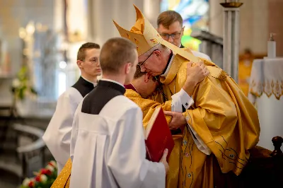 „Na swoje życie i swoje kapłaństwo trzeba popatrzeć w świetle Bożej miłości. Inaczej go nie pojmiemy ani my, ani ci, którzy będą na nas patrzeć” – mówił bp Jan Wątroba podczas Mszy św. z udzieleniem święceń prezbiteratu. 4 czerwca 2022 r. w kościele katedralnym jedenastu diakonów diecezji rzeszowskiej przyjęło sakrament kapłaństwa.
Do grona neoprezbiterów diecezji rzeszowskiej należą: ks. Sebastian Bełz z parafii w Nienadówce, ks. Krzysztof Lampart z parafii w Rudnej Wielkiej, ks. Mateusz Łachmanek z parafii w Lipinkach, ks. Karol Migut z parafii w Jasionce, ks. Marcin Murawski z parafii katedralnej w Rzeszowie, ks. Adrian Pazdan z parafii w Zagorzycach, ks. Tomasz Sienicki z parafii w Bieździedzy, ks. Dominik Świeboda z parafii w Palikówce, ks. Piotr Wąsacz z parafii bł. Władysława Findysza w Rzeszowie, ks. Mateusz Wojtuń z parafii w Święcanach oraz ks. Wiktor Zoła z parafii w Cieklinie.
Mszy św. przewodniczył i święceń udzielił bp Jan Wątroba. Eucharystię koncelebrowało około osiemdziesięciu księży, m.in: przełożeni Wyższego Seminarium Duchownego w Rzeszowie oraz proboszczowie i wikariusze z parafii rodzinnych neoprezbiterów. W Mszy św. uczestniczył abp Edward Nowak, bp Kazimierz Górny i bp Edward Białogłowski.
Zebranych w kościele katedralnym powitał ks. Krzysztof Gołąbek, proboszcz parafii.
W homilii bp Jan Wątroba nawiązał do słów z Ewangelii według św. Jana w których Chrystus tłumaczy co to znaczy być dobrym pasterzem. „Być kapłanem w Kościele Chrystusowym to znaczy mieć udział w Jego pasterskiej misji i stale upodabniać się do Dobrego Pasterza, który zna owce, karmi je, broni i jest gotów oddać życie dla ich dobra” – mówił hierarcha.
Po homilii odbył się obrzędy święceń: przyrzeczenie czci i posłuszeństwa Biskupowi Ordynariuszowi, Litania do Wszystkich Świętych podczas której kandydaci leżeli krzyżem, nałożenie rąk, modlitwa święceń oraz namaszczenie rąk krzyżmem i wręczenie chleba i wina. Podczas Liturgii Eucharystycznej nowo wyświęceni po raz pierwszy wyciągnęli dłonie nad chlebem i winem wypowiadając słowa konsekracji.
Na zakończenie Mszy św. ks. Tomasz Sienicki, podziękował w imieniu nowo wyświęconych wszystkim, którzy przyczynili się do przygotowania ich do kapłaństwa. Słowa wdzięczności, m.in. przełożonym Wyższego Seminarium Duchownego w Rzeszowie i rodzicom neoprezbiterów, wypowiedział bp Jan Wątroba. 
W drodze do zakrystii neoprezbiterzy zatrzymali się przy figurze Matki Bożej Fatimskiej zawierzając swoje kapłaństwo Matce Bożej.
W niedzielę, 5 czerwca, w Uroczystość Zesłania Ducha Świętego, neoprezbiterzy będą sprawować w swoich rodzinnych parafiach uroczyste Msze św. prymicyjne, a w najbliższych tygodniach otrzymają skierowania do parafii.

Fot. ks. Jakub Nagi oraz biala-wrona.pl
