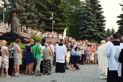 W czwartek 13 czerwca przeżywaliśmy uroczyste Nabożeństwo Fatimskie. Naszym modlitwom przewodniczył ks. Tadeusz Pindara. Kazanie wygłosił ks. Paweł Blat. O godz. 18.40 zostały przedstawione prośby i podziękowania do Matki Bożej Fatimskiej, w intencji których sprawowana była także Msza Święta. Po Mszy Świętej wyruszyła procesja z figurą Matki Bożej i relikwiami świętych Dzieci Fatimskich. Nabożeństwo zakończył Apel Jasnogórski. Dziękujemy parafii pw. Matki Bożej Częstochowskiej (Drabinianka) w Rzeszowie za przygotowanie liturgii oraz parafii pw. Miłosierdzia Bożego (Biała) za prowadzenie modlitwy różańcowej. fot. Joanna Prasoł 