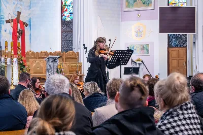 W niedzielę, 21 kwietnia 2024 roku, w Katedrze Rzeszowskiej odbył się Koncert Wielkanocny, którego organizatorem był Katedralny Chór Chłopięco-Męski „Pueri Cantores Resovienses” oraz parafia katedralna pw. Najświętszego Serca Pana Jezusa w Rzeszowie. 
Radosnym Alleluja podzielili się z licznie zgromadzoną publicznością wykonawcy: Krośnieński Zespół Kameralny, Chór Mieszany Ogólnokształcącej Szkoły Muzycznej II stopnia w Krośnie, Orkiestra Festiwalowa składająca się z uczniów i nauczycieli ZSM w Krośnie i PSM II st. w Jaśle oraz gospodarze koncertu – Katedralny Chór Chłopięco-Męski „Pueri Cantores Resovienses” pod dyrekcją Aleksandry Fiołek-Matuszewskiej. Pomysłodawcą i inicjatorem koncertu był Mateusz Gałuszka, organista, dyrygent, dyrektor jasielskiego festiwalu Musica Classica.
Na wstępie zaprezentowano 2 utwory w wykonaniu Chóru Mieszanego Ogólnokształcącej Szkoły Muzycznej II stopnia w Krośnie pod dyrekcją Renaty Zajdel: „Regina caeli” Jacques-Louisa Battmanna, w którym partię solową wykonała Jadwiga Kot-Ochał, zaś na organach akompaniował Mateusz Gałuszka oraz zabrzmiał „Magnificat” autorstwa Andrzeja Koszewskiego, skomponowany w 2004 roku.
Następnie publiczność mogła usłyszeć 3 utwory: kompozycję S.S. Szarzyńskiego „Jesu, spes mea” („Jezu – moja nadziejo”) na sopran, dwoje skrzypiec i organy, Koncert d-moll J.S. Bacha na obój i skrzypce oraz Koncert d-moll A. Vivaldiego.
Po muzyce instrumentalnej przyszedł czas na dzieła wokalno-instrumentalne. W tej części zabrzmiał motet „Ave Verum” W. A. Mozarta w wykonaniu Katedralnego Chóru Chłopięco-Męskiego „Pueri Cantores Resovienses” pod dyrekcją Aleksandry Fiołek-Matuszewskiej. Na organach akompaniował chórzysta Maksymilian Rogóż.
Historia Katedralnego Chóru Chłopięco-Męskiego „Pueri Cantores Resovienses” jest długa i bogata. Chór powstał w 1985 roku w Rzeszowie, a w przyszłym roku będzie obchodził jubileusz 40-lecia działalności. Obecnie dyrygentem Katedralnego Chóru Chłopięco-Męskiego jest Aleksandra Fiołek-Matuszewska, absolwentka Uniwersytetu Muzycznego im. Fryderyka Chopina w Warszawie.
Zwieńczeniem niedzielnego Koncertu Wielkanocnego było wykonanie wybranych części Oratorium „Mesjasz” G. F. Händla. Podniośle wybrzmiało 6 fragmentów tego dzieła. Orkiestra wykonała Sinfony (wstęp instrumentalny), następnie połączone chóry z orkiestrą zaprezentowały słuchaczom części: „Surely, He hath borne our griefs“ „And with His stripes we are healed”, „All we like sheep have gone astray”. Solową arię „How beautiful are the feet of them” z orkiestrą wykonała Jadwiga Kot-Ochał. Na koniec z wielką mocą wybrzmiała najsłynniejsza część tego oratorium: „Hallelujah” w wykonaniu połączonych chórów z orkiestrą, którymi zadyrygowała Aleksandra Fiołek-Matuszewska. Koncert poprowadził Ryszard Bieniek – prezes Katedralnego Chóru. 
Można śmiało powiedzieć, że była to muzyczna uczta dla ducha, o czym świadczyły gromkie brawa i owacje na stojąco. Z niecierpliwością czekamy na kolejne koncerty Katedralnego Chóru Chłopięco-Męskiego „Pueri Cantores Resovienses”.
fot. Joanna Prasoł