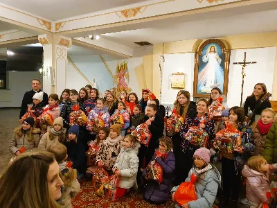 6 grudnia dla najmłodszych katedralnych parafian był wyjątkowym dniem. Mieli oni bowiem okazję osobiście spotkać się z wyjątkowym gościem – św. Mikołajem.
Zanim św. Mikołaj przybył do Katedry na spotkanie z dziećmi, wpierw uczestniczyły one w Mszy św. roratniej. Dzielnie kroczyły z lampionami w procesji wejścia oraz wsłuchiwały się w słowo Boże, aby móc odpowiedzieć na codzienną roratnią zagadkę. Tego wieczoru posługę muzyczną pełniła Dziewczęca Schola Katedralna.
Po Mszy Świętej dzieci wraz z opiekunami w dolnym kościele w napięciu oczekiwały na przybycie wyjątkowego gościa. Razem z ks. Rafałem poznawały żywot tego świętego i wyliczały, czym różni się biskup z Miry od ówczesnych przedstawień św. Mikołaja. 
Po kilkunastu minutach z radością powitały wytęsknionego gościa. Św. Mikołaj przybył w towarzystwie anioła z mnóstwem prezentów dla wszystkich zebranych dzieci. Najpierw podarunki otrzymały najmłodsze pociechy. Następnie 
św. Mikołaj przekazał prezenty dziewczynkom ze Scholi, które w zamian obdarowały go pięknym śpiewem. 
Kolejno upominki otrzymali katedralni lektorzy i ministranci. Podarunków nie zabrakło również dla księży opiekunów wspólnot i animatorów. 
Święty Mikołaj nie pominął nikogo, kto wyszedł mu na spotkanie, podobnie jak ponad 1600 lat temu czynił biskup Mikołaj. Ten święty żyjący na przełomie III i IV wieku i pełniący funkcję biskupa Miry, choć pochodził z zamożnej rodziny, porzucił beztroskie życie. 
Zamiast tego postanowił podzielić się bogactwem z innymi. Hojnie obdarowywał osoby ze swojego otoczenia, dbając by jego miłosierne gesty pozostały w tajemnicy. Bardzo często podrzucał podarki najbiedniejszym ludziom ciesząc się z ich radości.
Według tradycji biskup Mikołaj zmarł 6 grudnia i to właśnie wtedy obchodzi się jego wspomnienie.
Dziękujemy św. Mikołajowi za niezapomnianie odwiedziny i oczekujemy go również za rok. Dziękujemy także rodzicom za pomoc Mikołajowi w przygotowaniu worka z podarunkami. 