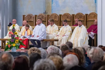 W piątek (16 czerwca) obchodziliśmy uroczystość Najświętszego Serca Pana Jezusa – dzień odpustu w Katedrze Rzeszowskiej. O godz. 18.00 została odprawiona uroczysta Msza Święta, której przewodniczył bp Jan Wątroba. Po Mszy Świętej Biskup poświęcił tablicę upamiętniającą życie i dzieło śp. Ks. Infułata Stanisława Maca. 
Po jego śmierci w 2020 roku, Ksiądz Proboszcz Krzysztof Gołąbek wraz z Parafialną Radą Duszpasterską postanowił stworzyć tablicę pamiątkową poświęconą śp. Księdzu Infułatowi. 
Istnieje już takowa poświęcona budowniczym i architektom, przygotowana jeszcze za życia ks. Maca, przez Niego zaprojektowana i umieszczona na Jego prośbę w szeregu pamiątkowych tablic przed wejściem do dolnego kościoła, ale chciano upamiętnić osobę i dzieło tej świątyni tablicą bardziej okazałą przy wejściu głównym. W szafie z pamiątkami po Ks. Infułacie odnaleziono wyzłocone serce i tak zrodziła się myśl, by umieścić to serce w pamiątkowej tablicy jako symbol wiary tego kapłana, jego czci wobec Bożego Serca i troski o świątynię dedykowaną Najświętszemu Sercu Pana Jezusa.
W książce pt. „Komu bije Dzwon Wolności” ks. Stanisław Mac zapisał: „Staram się zgodnie z testamentem zawartym w akcie erekcyjnym pod budowę kościoła, aby w tej świątyni po wsze czasy rozkwitał kult do Najświętszego Serca Pana Jezusa jako źródła miłości i dobroci”. 
Niech ta tablica będzie wyrazem naszej czci i pamięci wobec osoby Ks. Infułata, Jego dzieła i poświęcenia dla chwały Bożego Serca.
fot. Joanna Prasoł