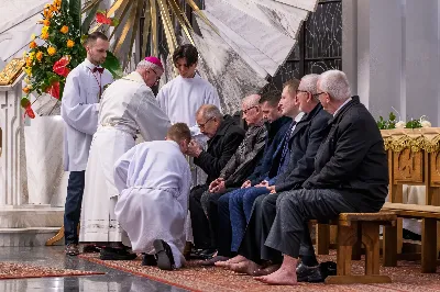 28 marca 2024 r. o godz. 18.00 w Katedrze Rzeszowskiej rozpoczęła się Msza Wieczerzy Pańskiej, której przewodniczył bp Jan Wątroba. W koncelebrze uczestniczyli głównie księża z Parafii Katedralnej i z Wyższego Seminarium Duchownego w Rzeszowie. Po Komunii św. Najświętszy Sakrament przeniesiono do kaplicy adoracji zwanej "ciemnicą" przygotowaną w dolnym kościele Katedry. Podczas liturgii śpiewał chór męski pod dyrekcją Marcelego Kyca. fot. Joanna Prasoł