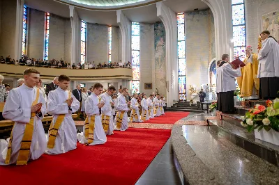 „Na swoje życie i swoje kapłaństwo trzeba popatrzeć w świetle Bożej miłości. Inaczej go nie pojmiemy ani my, ani ci, którzy będą na nas patrzeć” – mówił bp Jan Wątroba podczas Mszy św. z udzieleniem święceń prezbiteratu. 4 czerwca 2022 r. w kościele katedralnym jedenastu diakonów diecezji rzeszowskiej przyjęło sakrament kapłaństwa.
Do grona neoprezbiterów diecezji rzeszowskiej należą: ks. Sebastian Bełz z parafii w Nienadówce, ks. Krzysztof Lampart z parafii w Rudnej Wielkiej, ks. Mateusz Łachmanek z parafii w Lipinkach, ks. Karol Migut z parafii w Jasionce, ks. Marcin Murawski z parafii katedralnej w Rzeszowie, ks. Adrian Pazdan z parafii w Zagorzycach, ks. Tomasz Sienicki z parafii w Bieździedzy, ks. Dominik Świeboda z parafii w Palikówce, ks. Piotr Wąsacz z parafii bł. Władysława Findysza w Rzeszowie, ks. Mateusz Wojtuń z parafii w Święcanach oraz ks. Wiktor Zoła z parafii w Cieklinie.
Mszy św. przewodniczył i święceń udzielił bp Jan Wątroba. Eucharystię koncelebrowało około osiemdziesięciu księży, m.in: przełożeni Wyższego Seminarium Duchownego w Rzeszowie oraz proboszczowie i wikariusze z parafii rodzinnych neoprezbiterów. W Mszy św. uczestniczył abp Edward Nowak, bp Kazimierz Górny i bp Edward Białogłowski.
Zebranych w kościele katedralnym powitał ks. Krzysztof Gołąbek, proboszcz parafii.
W homilii bp Jan Wątroba nawiązał do słów z Ewangelii według św. Jana w których Chrystus tłumaczy co to znaczy być dobrym pasterzem. „Być kapłanem w Kościele Chrystusowym to znaczy mieć udział w Jego pasterskiej misji i stale upodabniać się do Dobrego Pasterza, który zna owce, karmi je, broni i jest gotów oddać życie dla ich dobra” – mówił hierarcha.
Po homilii odbył się obrzędy święceń: przyrzeczenie czci i posłuszeństwa Biskupowi Ordynariuszowi, Litania do Wszystkich Świętych podczas której kandydaci leżeli krzyżem, nałożenie rąk, modlitwa święceń oraz namaszczenie rąk krzyżmem i wręczenie chleba i wina. Podczas Liturgii Eucharystycznej nowo wyświęceni po raz pierwszy wyciągnęli dłonie nad chlebem i winem wypowiadając słowa konsekracji.
Na zakończenie Mszy św. ks. Tomasz Sienicki, podziękował w imieniu nowo wyświęconych wszystkim, którzy przyczynili się do przygotowania ich do kapłaństwa. Słowa wdzięczności, m.in. przełożonym Wyższego Seminarium Duchownego w Rzeszowie i rodzicom neoprezbiterów, wypowiedział bp Jan Wątroba. 
W drodze do zakrystii neoprezbiterzy zatrzymali się przy figurze Matki Bożej Fatimskiej zawierzając swoje kapłaństwo Matce Bożej.
W niedzielę, 5 czerwca, w Uroczystość Zesłania Ducha Świętego, neoprezbiterzy będą sprawować w swoich rodzinnych parafiach uroczyste Msze św. prymicyjne, a w najbliższych tygodniach otrzymają skierowania do parafii.

Fot. ks. Jakub Nagi oraz biala-wrona.pl
