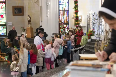 W Niedzielę Palmową uroczystej Mszy Świętej z procesją z palmami przewodniczył ks. Krzysztof Gołąbek - proboszcz Katedry. Po Mszy Świętej odbył się konkurs na najpiękniejszą palmę. Wygrała palma przygotowana przez młodzież z katedralnej Oazy. Choć zwycięzca mógł być tylko jeden, to każda z zaprezentowanych palm została doceniona.  fot. Joanna Prasoł