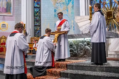 Liturgia Męki Pańskiej rozpoczęła się od procesji wejścia w zupełnej ciszy i gestu prostracji – pokornego padnięcia twarzą do ziemi głównego celebransa – Biskupa Rzeszowskiego Jana Wątroby. Drugim etapem nabożeństwa była Liturgia Słowa. Jej centrum stanowiła Męka Pańska w relacji wg św. Jana – odśpiewana przez ks. Juliana Wybrańca, kl. Dawida Piroga oraz kl. Karola Baraniewicza, z partiami tłumu wykonanymi przez Katedralny Chór Chłopięco-Męski Pueri Cantores Resovienses (tenory i basy), pod dyrekcją ks. dra Andrzeja Widaka we współpracy z Angelą Pacutą i Edytą Kotulą, dyrygentkami chóru.

W homilii bp Jan Wątroba zapraszał do odczytania na nowo sensu krzyża Jezusa i Jego Orędzia.

Trzecią częścią liturgii była adoracja krzyża. W pierwszej kolejności krzyż adorowali poprzez ucałowanie: Ksiądz Biskup, księża z Wyższego Seminarium Duchownego w Rzeszowie, księża katedralni oraz siostry zakonne. Następnie hołd krzyżowi oddali wszyscy wierni, wpatrując się w krzyż trzymany przez ks. Krzysztofa Gołąbka, proboszcza katedry.

Ostatnią częścią liturgii był obrzęd Komunii św. zakończony przeniesieniem Pana Jezusa w monstrancji do tzw. Bożego grobu. W tym roku dekoracja grobu nawiązuje do przeżywanego roku duszpasterskiego pt. „Wierzę w Kościół Chrystusowy”. Projekt autorstwa ks. Pawła Wójcika, wikariusza katedralnego, zachęca do pogłębienia relacji z Jezusem i jak wzywa napis umieszczony na grobie do „zakorzenienia w Kościele Chrystusa”.
fot. Joanna Prasoł 