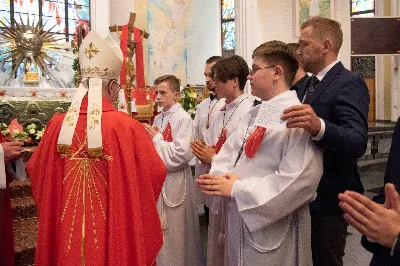 9 kwietnia w Katedrze 42 młodych osób z parafii katedralnej oraz 14 parafii Matki Bożej Częstochowskiej w Rzeszowie (Drabinianka) otrzymało sakrament bierzmowania, którego udzielił bp Jan Wątroba.
Przygotowania młodzieży trwały 2 lata, a odbywały się pod okiem ks. Krzysztofa, ks. Pawła, ks. Szczepana, s. Ewy oraz pani Agnieszki i obejmowały m.in. katechezy, spotkania formacyjne, a także przystąpienie do sakramentu pokuty. We wtorkowy wieczór kandydaci wraz ze swoimi świadkami, rodzicami, chrzestnymi czy też dziadkami zgromadzili się w Katedrze, by prosić o dary Ducha Świętego, umacniające w mężnym wyznawaniu wiary i postępowaniu według jej zasad.
Wszystkich zgromadzonych w świątyni przywitał ks. Krzysztof Gołąbek – proboszcz parafii katedralnej. Mszę Świętą koncelebrowali także ks. Tadeusz Pindara – proboszcz parafii Matki Bożej Częstochowskiej oraz kapłani posługujący w obydwu parafiach.
Następnie prośbę o udzielenie sakramentu bierzmowania zgromadzonym młodym oraz o modlitwę skierowali do Księdza Biskupa rodzice kandydatów.
W homilii bp Jan zachęcił młodych, aby w tym wyjątkowym dniu obrali Ducha Świętego za życiowego przewodnika towarzszącego im przy ważnych wyborach czy podchodzeniu do egzaminów – także tych życiowych. Wyjaśnił również znaczenie imienia Ducha Świętego – Paraklet – które tłumaczone z jęz. greckiego oznacza obrońcę, adwokata – nigdy prokuratora, nawet nie sędziego.
Będziecie moimi świadkami, gdy was umocni Duch Święty – mówi Pan Jezus. Niech nie będzie niedzieli i uroczystości bez udziału we Mszy Świętej – to jest moment dawania świadectwa. Właśnie przez zaangażowane, pełne uczestnictwo w najpiękniejszej modlitwie, jaką ma Kościół, czyli w Mszy Świętej, zdacie egzamin ze swojej dojrzałości chrześcijańskiej.
Na koniec celebrans odwołał się do obchodzonej poprzedniego dnia Uroczystości Zwiastowania Pańskiego i postawy Maryi wobec planu Bożego w Jej życiu oraz drogi, przez którą prowadził Ją Duch Święty. Podkreślił, że właśnie Maryja uczy, jak być uczennicą Ducha Świętego.
Po homilii miało miejsce odnowienie przyrzeczeń chrzcielnych. Następnie odbyła się najważniejsza część uroczystości – modlitwa Księdza Biskupa oraz namaszczenie krzyżmem każdego kandydata.
Sakrament bierzmowania jest koniecznym dopełnieniem sakramentu chrztu i wiąże się również z obraniem konkretnego patrona, którego życie i przymioty są wzorem dla młodego człowieka otrzymującego Ducha Świętego. Kandydat do bierzmowania ma więc okazję wybrać sobie świętego czy błogosławionego, którego droga do świętości najbardziej go zachwyciła. Może być to patron, którego imię nosi już od chrztu; może też wybrać sobie drugiego patrona. 
W związku z tym podczas namaszczenia krzyżmem biskup zwraca się do bierzmowanego nowo wybranym imieniem.
Po liturgii sakramentu bierzmowania miała miejsce modlitwa powszechna i liturgia eucharystyczna. Na koniec młodzi złożyli podziękowania Księdzu Biskupowi, Księżom Proboszczom oraz wszystkim, którzy poprzez swój wkład, posługę i zaangażowanie przyczynili się do przygotowania oraz przeżycia tej wyjątkowej uroczystości. Pamiątką było wspólne zdjęcie po zakończonej Mszy Świętej.
Posługę muzyczną w czasie uroczystości pełniła Katedralna Schola Liturgiczna pod dyrekcją ks. Juliana Wybrańca.

fot. Leszek Drzał
