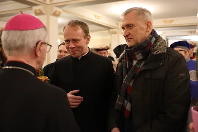 W liturgiczne wspomnienie św. Jana Apostoła (27 grudnia) w katedrze rzeszowskiej celebrowano Eucharystię, której przewodniczył bp Jan Wątroba. Mszę św. koncelebrował abp Edward Nowak, bp Edward Białogłowski, a także ok. 60 kapłanów, którzy wraz z przedstawicielami wspólnot, stowarzyszeń i instytucji modlili się w intencji Biskupa Rzeszowskiego z okazji jego imienin.
Homilię wygłosił ks. Janusz Kosior, proboszcz parafii pw. św. Jadwigi Królowej w Rzeszowie.
Na zakończenie Mszy św. bp Jan Wątroba podziękował za modlitwę i życzenia. 
fot. ks. Jakub Oczkowicz
