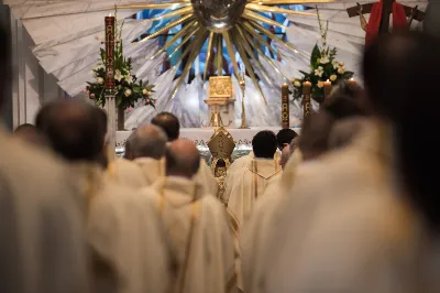 W poniedziałek 18 maja o godz. 18.00 w naszej Katedrze miało miejsce dziękczynienie w stulecie urodzin Karola Wojtyły – św. Jana Pawła II. W tym dniu dziękowaliśmy również i modliliśmy się w intencji naszych Księży Biskupów: Jana – z racji 20. rocznicy sakry biskupiej oraz Kazimierza – z racji 60. rocznicy święceń kapłańskich, a także w intencji naszego Księdza Infułata Stanisława w 60. rocznicę święceń kapłańskich. Eucharystii przewodniczył bp Jan Wątroba. Mszę św. koncelebrowali: bp Kazimierz Górny, bp Edward Białogłowski, infułaci: ks. Stanisław Mac i ks. Wiesław Szurek, księża dziekani oraz duchowni z różnych instytucji diecezji rzeszowskiej.  W Mszy św. uczestniczyły władze państwowe i samorządowe oraz służby mundurowe. fot. Dariusz Kamiński (fotografiarzeszow.com.pl)