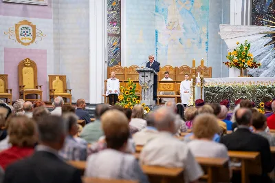 W środę 13 września przeżywaliśmy kolejne w tym roku Nabożeństwo Fatimskie. O godz. 18.40 zostały przedstawione prośby i podziękowania do Matki Bożej Fatimskiej, w intencji których sprawowana była także Msza Święta. Eucharystii przewodniczył i homilię wygłosił ks. Marek Kotwa – wikariusz parafii pw. Św. Michała Archanioła w Rzeszowie. Po Mszy Świętej wyruszyła procesja z figurą Matki Bożej, podczas której modlitwę różańcową prowadzili przedstawiciele parafii pw. Św. Jadwigi Królowej wraz ze swoimi duszpasterzami: ks. Tomaszem Gałuszką oraz ks. Łukaszem Mariuszycem, zaś figurę Matki Bożej nieśli przedstawiciele Bractwa św. Michała Archanioła, Rycerzy Kolumba oraz Związku Strzeleckiego "Strzelec". Modlitwę ubogaciła obecność Orkiestry Dętej pod dyrekcją Tadeusza Cielaka. Nabożeństwo zakończył Apel Jasnogórski. fot. Jola Warchoł