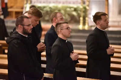 W Katedrze Rzeszowskiej odbyło się nabożeństwo Drogi Krzyżowej, której przewodniczył ks. Paweł Synoś, wikariusz biskupi ds. duchowieństwa. "Dziś sprowadź Mi dusze kapłańskie i zakonne, i zanurz je w niezgłębionym miłosierdziu Moim. One dały Mi moc przetrwania gorzkiej męki; przez nie, jak przez kanały, spływa na ludzkość miłosierdzie Moje." (Dzienniczek 1212) W modlitwie wraz z bp Janem Wątrobą uczestniczyły osoby życia konsekrowanego oraz prezbiterzy posługujący w Diecezji Rzeszowskiej. Nabożeństwo było ofiarowane w intencji wynagrodzenia za grzechy duchowieństwa i osób konsekrowanych, za dusze kapłanów i osób konsekrowanych cierpiące w czyśćcu oraz za tych, którzy odeszli od kapłaństwa i życia zakonnego. Fot. ks. Jakub Oczkowicz