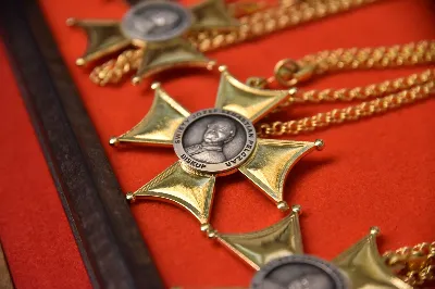 W Katedrze Rzeszowskiej podczas I Nieszporów Uroczystości św. Józefa Oblubieńca NMP odbył się obrzęd instalacji nowych kanoników Kapituły Katedralnej w Rzeszowie. Liturgii Nieszporów przewodniczył ks. Krzysztof Gołąbek, proboszcz Katedry i prepozyt Kapituły Katedralnej, który wygłosił również homilię. Uroczystości rozpoczęły się od odczytania przez ks. Gołąbka dekretu bp. Jana Wątroby o włączeniu nowych członków do grona Kapituły. Następnie nowi kanonicy złożyli wyznanie wiary oraz przysięgę wierności przy obejmowaniu urzędu wykonywanego w imieniu Kościoła.

Do grona kanoników katedralnych dołączyli: ks. dr Paweł Synoś – Wikariusz Biskupi do spraw duchowieństwa diecezjalnego, ks. Prałat dr Piotr Tarnawski – Sekretariat Stanu Stolicy Apostolskiej, ks. dr Marek Story – Dykasteria Nauki Wiary w Watykanie, ks. dr Stanisław Kamiński – Wikariusz Biskupi do spraw życia konsekrowanego, proboszcz Parafii św. Józefa w Głogowie Małopolskim, ks. kanonik Stanisław Jamiński – proboszcz Parafii NNMP w Rzeszowie – Staroniwa, ks. kanonik Tadeusz Pindara – proboszcz Parafii Matki Bożej Częstochowskiej w Rzeszowie, ks. dr Przemysław Drąg – proboszcz Parafii pw. Trójcy Przenajświętszej w Głogowie Małopolskim.

W diecezji rzeszowskiej istnieje kapituła katedralna i cztery kapituły kolegiackie: biecka, jasielska, kolbuszowska i strzyżowska. Historycznie kanonicy byli księżmi stanowiącymi grupę skupioną wokół biskupa miejsca, których zadaniem było pomaganie mu w zarządzaniu lokalnym Kościołem. Obowiązani byli określoną regułą, czyli kanonem praw, stąd właśnie pochodzi nazwa kanonik.

Poszczególne kapituły mają swoje charakterystyczne stroje, którymi wyróżniają się od pozostałych duchownych. Strojem kanoników kapitulnych jest sutanna z obszywkami i guzikami koloru fioletowego, pas fioletowy, następnie rokieta, mucet (fioletowa pelerynka) lub mantolet oraz łańcuch z dystynktorium. Fot. ks. Jakub Oczkowicz