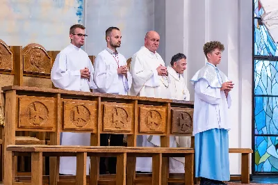 W niedzielę 13 sierpnia przeżywaliśmy kolejne w tym roku Nabożeństwo Fatimskie. O godz. 18.40 zostały przedstawione prośby i podziękowania do Matki Bożej Fatimskiej, w intencji których sprawowana była także Msza Święta. Eucharystii przewodniczył ks. Piotr Fortuna (proboszcz parafii Rzeszów-Matysówka), homilię zaś wygłosił ks. Jan Pyziak (proboszcz parafii Rzeszów-Matysówka w latach 1985-2018). Po Mszy Świętej wyruszyła procesja z figurą Matki Bożej, podczas której modlitwę różańcową prowadzili przedstawiciele parafii Rzeszów-Zalesie wraz ze swoim duszpasterzem ks. Łukaszem Jaskiem. Modlitwę ubogaciła obecność Orkiestry Dętej pod dyrekcją Tadeusza Cielaka. Nabożeństwo zakończył Apel Jasnogórski. fot. Joanna Prasoł