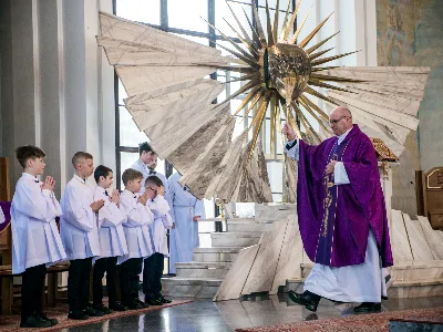 W V Niedzielę Wielkiego Postu, podczas Mszy Świętej o godz. 12:00, ks. Krzysztof Gołąbek – proboszcz naszej Katedry, przyjął do grona Liturgicznej Służby Ołtarza siedmiu nowych ministrantów. Po odpowiednim przygotowaniu, pod czujnym okiem ks. Pawła Wójcika oraz animatorów Adama i Miłosza, chłopcy otrzymali stopień ministranta choralisty – po raz pierwszy założyli kołnierzyki i otrzymali legitymacje ministranckie. To wyjątkowy moment i ogromna radość dla naszej wspólnoty! Podczas Mszy Świętej zaśpiewała Dziewczęca Schola Katedralna. Serdecznie gratulujemy chłopcom odwagi oraz życzymy wytrwałości w tej pięknej służbie przy Ołtarzu Pana Jezusa. Jeśli chcesz dołączyć do grona ministrantów – serdecznie zapraszamy! Zainteresowanych prosimy o kontakt z ks. Pawłem Wójcikiem.
fot. Antoni Ważny