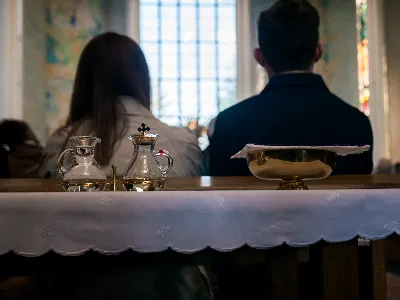 W V Niedzielę Wielkiego Postu, podczas Mszy Świętej o godz. 12:00, ks. Krzysztof Gołąbek – proboszcz naszej Katedry, przyjął do grona Liturgicznej Służby Ołtarza siedmiu nowych ministrantów. Po odpowiednim przygotowaniu, pod czujnym okiem ks. Pawła Wójcika oraz animatorów Adama i Miłosza, chłopcy otrzymali stopień ministranta choralisty – po raz pierwszy założyli kołnierzyki i otrzymali legitymacje ministranckie. To wyjątkowy moment i ogromna radość dla naszej wspólnoty! Podczas Mszy Świętej zaśpiewała Dziewczęca Schola Katedralna. Serdecznie gratulujemy chłopcom odwagi oraz życzymy wytrwałości w tej pięknej służbie przy Ołtarzu Pana Jezusa. Jeśli chcesz dołączyć do grona ministrantów – serdecznie zapraszamy! Zainteresowanych prosimy o kontakt z ks. Pawłem Wójcikiem.
fot. Antoni Ważny
