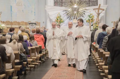 "Gwiazdo śliczna, wspaniała, o fatimska Maryja! Do Ciebie się uciekamy, o Maryjo, Maryjo!" Słowami tej pieśni licznie zgromadzeni w katedralnej świątyni wierni rozpoczęli kolejne w tym roku uroczyste nabożeństwo fatimskie. Wrześniowej modlitwie przewodniczyła parafia pw. Św. Michała Archanioła w Rzeszowie. Wielu parafian przybyło do Katedry w pieszej pielgrzymce pod przewodnictwem księdza Czesława Matuły. Przed Mszą Świętą, przy figurze Pani Fatimskiej, dk. Marcin Murawski odczytał liczne prośby i podziękowania do Matki Bożej. Uroczystej Eucharystii przewodniczył oraz Słowo Boże wygłosił proboszcz parafii pw. Św. Michała Archanioła w Rzeszowie - ks. Michał Bator. Kaznodzieja ukazał wartość i moc modlitwy. Za wzór postawił setnika, który spotyka się z czułym Jezusem. Tak jak Bóg znał potrzeby setnika, tak samo zna i nasze potrzeby i problemy. Jednak, jak przypomniał ks. Michał, każdy z nas musi przyjąć postawę setnika: uznać swój grzech i swoją niemoc. Wtedy Bóg będzie mógł działać w naszym życiu. W dalszej części homilii kaznodzieja przypomniał sylwetkę błogosławionej matki Elżbiety Czackiej, będącej dla nas wzorem cierpliwości i oczekiwania. Potrzebujemy czasu, aby łaska Boża przemieniła nasze serce – przypomniał kaznodzieja. Ta cierpliwość pomaga odkrywać Boży plan na nasze życie. Po zakończeniu Eucharystii wszyscy zgromadzeni wyruszyli w procesji różańcowej z figurą Matki Bożej Fatimskiej oraz relikwiami błogosławionych Hiacynty i Franciszka. Wierni prosili, aby Boże słowo wypełniało się w ich codzienności. Tej części nabożeństwa przewodniczył ks. Jakub Oczkowicz wraz z przedstawicielami parafii pw. Św. Michała Archanioła. Wspólną modlitwę zakończyło odśpiewanie Apelu Jasnogórskiego oraz adoracja Najświętszego Sakramentu. Na koniec ks. Krzysztof Gołąbek – proboszcz Katedry, dziękując wszystkim za obecność i wspólne czuwanie przy Matce Bożej, zaprosił na ostatnie w tym roku, październikowe nabożeństwo fatimskie.  fot. Małgorzata Ryndak