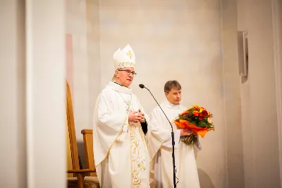 Mszy Świętej w święto Ofiarowania Pańskiego przewodniczył bp Jan Wątroba. W Eucharystii z okazji Dnia Życia Konsekrowanego uczestniczyli przedstawiciele sióstr i braci zakonnych, pustelnic, dziewic i wdów konsekrowanych oraz członków instytutów świeckich. Eucharystię koncelebrował ks. Stanisław Kamiński, wikariusz biskupi ds. zakonnych, a także 8 kapłanów. Homilię wygłosił bp Jan Wątroba. Śpiew podczas Mszy Świętej prowadziła Katedralna Schola Liturgiczna pod kierunkiem ks. Juliana Wybrańca przy akompaniamencie organowym Wiesława Siewierskiego. Fot. Paulina Lęcznar