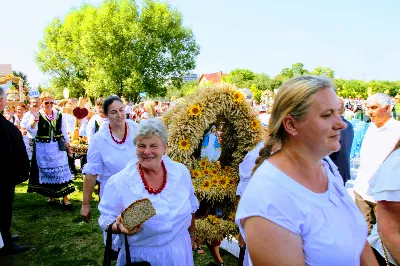 W niedzielę 25.08.2019 r. przy Katedrze Rzeszowskiej odbyły się Dożynki Diecezjalne. Do Parku Papieskiego przyjechało 73 delegacje z wieńcami dożynkowymi. fot. Andrzej Kotowicz