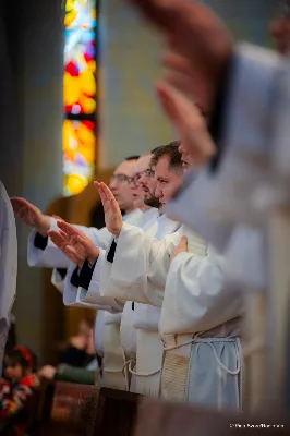 W Wielki Czwartek o godz. 10.00 w naszej Katedrze bp Jan Wątroba przewodniczył Mszy Krzyżma. Jest ona wyrazem jedności i wspólnoty duchowieństwa diecezji. Podczas tej Mszy Świętej biskup poświęcił olej chorych, katechumenów oraz olej krzyżma. Księża koncelebrujący z biskupem Eucharystię odnowili przyrzeczenia kapłańskie. W koncelebrze wzięli udział bp Kazimierz Górny, bp Edward Białogłowski oraz ponad 200 kapłanów z całej diecezji. W Eucharystii wzięli również udział licznie zebrani ministranci, lektorzy, animatorzy, ceremoniarze, członkowie scholi parafialnych i dziewczęcej służby maryjnej. Podczas Mszy Świętej zaśpiewał chór męski pod dyrekcją ks. Andrzeja Widaka. Przy organach zasiadł ks. Julian Wybraniec. fot. Piotr Szorc