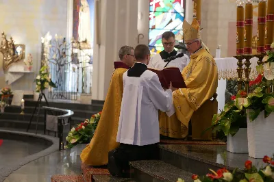 „Na swoje życie i swoje kapłaństwo trzeba popatrzeć w świetle Bożej miłości. Inaczej go nie pojmiemy ani my, ani ci, którzy będą na nas patrzeć” – mówił bp Jan Wątroba podczas Mszy św. z udzieleniem święceń prezbiteratu. 4 czerwca 2022 r. w kościele katedralnym jedenastu diakonów diecezji rzeszowskiej przyjęło sakrament kapłaństwa.
Do grona neoprezbiterów diecezji rzeszowskiej należą: ks. Sebastian Bełz z parafii w Nienadówce, ks. Krzysztof Lampart z parafii w Rudnej Wielkiej, ks. Mateusz Łachmanek z parafii w Lipinkach, ks. Karol Migut z parafii w Jasionce, ks. Marcin Murawski z parafii katedralnej w Rzeszowie, ks. Adrian Pazdan z parafii w Zagorzycach, ks. Tomasz Sienicki z parafii w Bieździedzy, ks. Dominik Świeboda z parafii w Palikówce, ks. Piotr Wąsacz z parafii bł. Władysława Findysza w Rzeszowie, ks. Mateusz Wojtuń z parafii w Święcanach oraz ks. Wiktor Zoła z parafii w Cieklinie.
Mszy św. przewodniczył i święceń udzielił bp Jan Wątroba. Eucharystię koncelebrowało około osiemdziesięciu księży, m.in: przełożeni Wyższego Seminarium Duchownego w Rzeszowie oraz proboszczowie i wikariusze z parafii rodzinnych neoprezbiterów. W Mszy św. uczestniczył abp Edward Nowak, bp Kazimierz Górny i bp Edward Białogłowski.
Zebranych w kościele katedralnym powitał ks. Krzysztof Gołąbek, proboszcz parafii.
W homilii bp Jan Wątroba nawiązał do słów z Ewangelii według św. Jana w których Chrystus tłumaczy co to znaczy być dobrym pasterzem. „Być kapłanem w Kościele Chrystusowym to znaczy mieć udział w Jego pasterskiej misji i stale upodabniać się do Dobrego Pasterza, który zna owce, karmi je, broni i jest gotów oddać życie dla ich dobra” – mówił hierarcha.
Po homilii odbył się obrzędy święceń: przyrzeczenie czci i posłuszeństwa Biskupowi Ordynariuszowi, Litania do Wszystkich Świętych podczas której kandydaci leżeli krzyżem, nałożenie rąk, modlitwa święceń oraz namaszczenie rąk krzyżmem i wręczenie chleba i wina. Podczas Liturgii Eucharystycznej nowo wyświęceni po raz pierwszy wyciągnęli dłonie nad chlebem i winem wypowiadając słowa konsekracji.
Na zakończenie Mszy św. ks. Tomasz Sienicki, podziękował w imieniu nowo wyświęconych wszystkim, którzy przyczynili się do przygotowania ich do kapłaństwa. Słowa wdzięczności, m.in. przełożonym Wyższego Seminarium Duchownego w Rzeszowie i rodzicom neoprezbiterów, wypowiedział bp Jan Wątroba. 
W drodze do zakrystii neoprezbiterzy zatrzymali się przy figurze Matki Bożej Fatimskiej zawierzając swoje kapłaństwo Matce Bożej.
W niedzielę, 5 czerwca, w Uroczystość Zesłania Ducha Świętego, neoprezbiterzy będą sprawować w swoich rodzinnych parafiach uroczyste Msze św. prymicyjne, a w najbliższych tygodniach otrzymają skierowania do parafii.

Fot. ks. Jakub Nagi oraz biala-wrona.pl
