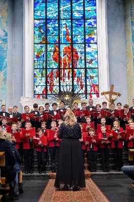 W niedzielę 22 stycznia 2023 r. podczas Mszy Świętej o godz. 12.00 posługę muzyczną podjął nasz Katedralny Chór Chłopięco-Męski „Pueri Cantores Resovienses” pod dyrekcją Edyty Kotuli oraz Angeliki Pacuty. Po Eucharystii miał miejsce koncert Chóru, w którego programie znalazł się bogaty repertuar kolęd, pastorałek i bożonarodzeniowych pieśni. 
Podczas koncertu wystąpili gościnnie: sopranistka – Katarzyna Bembenek wraz z akompaniatorem – Grzegorzem Mazurem oraz skrzypek Paweł Dubiel, któremu towarzyszył chórzysta i pianista – Maksymilian Rogóż.
fot. Joanna Prasoł
