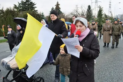 W Niedzielę Palmową (2 kwietnia 2023 r.) odbył się „Marsz modlitewny ze św. Janem Pawłem II”, który rozpoczął się przy Kościele akademickim pw. Św. Jadwigi Królowej. Wśród osób biorących udział w wydarzeniu obecni byli m. in.: Ewa Leniart, wojewoda podkarpacki, Marcin Warchoł, sekretarz stanu w Ministerstwie Sprawiedliwości, a także władze lokalne, samorządowcy, służby mundurowe, przedstawiciele instytucji, szkół, fundacji, stowarzyszeń katolickich, a także kapłani i siostry zakonne.
Uczestnicy udali się do katedry rzeszowskiej, gdzie następnie odbyła się Eucharystia, której przewodniczył bp Jan Wątroba. W liturgii wzięli udział także: abp Edward Nowak, bp Edward Białogłowski, bp Kazimierz Górny, ks. infułat Wiesław Szurek i 25 kapłanów.
W homilii bp Wątroba mówił m. in., iż „ze smutkiem obserwujemy, jak wielu atakuje osobę i nauczanie św. Papieża, powtarzając nieuzasadnione i bezpodstawne oskarżenia i zniewagi. A jeszcze niedawno szczycili się i powoływali na osobiste spotkania, wspólne fotografie, cytowali wypowiedzi. Równie smutne jest to, że czynią to swoi, rodacy. W żadnym innym narodzie nie ma takich złośliwości, agresji i ataków na pamięć o św. Janie Pawle II. Tym bardziej potrzeba naszej jedności i solidarności w przypominaniu Jego świadectwa, Jego słów, gestów i trwałych dzieł”.
„Módlmy się i my za tych, którzy chcą zniszczyć pamięć i dobre imię św. Jana Pawła II, by Pan dał im łaskę opamiętania. A sami z tym większą gorliwością realizujmy program, który nam zostawił w swoim testamencie św. Jan Paweł II Wielki” – zachęcał biskup rzeszowski.
Po Mszy św. wierni wraz z biskupami przeszli do Parku Papieskiego. Tam, modlono się pod pomnikiem św. Jana Pawła II, gdzie złożono kwiaty, zapalono znicze, a także odśpiewano Apel Jasnogórski poprzedzony wspomnieniami o św. Janie Pawle II, które wypowiedział ks. Stanisław Słowik. Modlitwę zakończył śpiew „Barki”. 