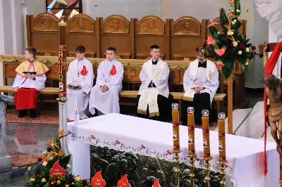 W sobotnie południe 67 naszych młodych parafian przyjęło sakrament bierzmowania. Po dwóch latach przygotowań wyrazili przed bpem Janem Wątrobą swoje pragnienie świadczenia o wierze i życia według jej zasad. Jako motto ich wzrostu w dojrzałości chrześcijańskiej Ksiądz Biskup zaproponował słowa św. Piotra: "Trzeba słuchać bardziej Boga niż ludzi".
Fot. Piotr Reszko i Katarzyna Franiszyn-Luciano