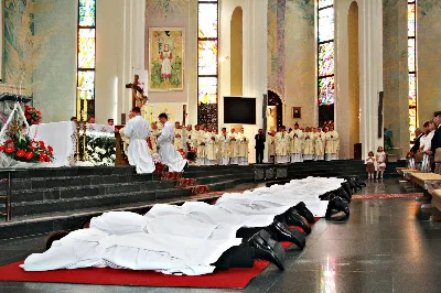 Z pomocą Pana Boga i naszego Zbawiciela, Jezusa Chrystusa, wybieramy tych naszych braci do stanu prezbiteratu”. Tymi słowami, zawartymi w obrzędach święceń, 26 maja br. bp Kazimierz Górny przyjął do grona kapłanów siedemnastu diakonów z Wyższego Seminarium Duchownego w Rzeszowie.
Uroczystą Mszę św. z udzieleniem sakramentu święceń koncelebrowało 110 kapłanów. W homilii Ksiądz Biskup spośród wielu cech, którymi powinien odznaczać się kapłan, wyróżnił wierność Chrystusowi. Odniósł się do obecnych realiów, w których przyjdzie posługiwać neoprezbiterom, a wobec nowych wymagań współczesności, Ksiądz Biskup postawił im za wzór postacie św. Józefa Sebastiana Pelczara oraz błogosławionych kapłanów pochodzących z terenu naszej diecezji: Jana Balickiego, Władysława Findysza, Romana Sitko i Józefa Kowalskiego.
Obrzędy święceń rozpoczęły się po homilii. Najpierw diakoni złożyli przyrzeczenie czci i posłuszeństwa wobec biskupa i jego następców. Następnie wszyscy zgromadzeni, śpiewając Litanię do Wszystkich Świętych, prosili o wylanie Ducha Świętego na kandydatów do prezbiteratu, którzy w tym momencie modlili się leżąc krzyżem. Kluczowym momentem liturgii święceń było nałożenie rąk na głowy diakonów przez Księdza Biskupa i prezbiterów oraz odmówienie modlitwy konsekracyjnej. Od tej chwili diecezja rzeszowska wzbogaciła się o nowych siedemnastu kapłanów, którzy po raz pierwszy celebrowali Eucharystię ze swoim biskupem. Po jej zakończeniu, powierzyli całe swoje kapłańskie życie opiece Maryi - Matce kapłanów.
Dzień święceń kapłańskich jest uroczystością dla całej diecezji. Bowiem tych siedemnastu nowych księży, którzy poświęcili całe swoje życie na ofiarną służbę Bogu, Kościołowi i Ojczyźnie, stanowi wyjątkowo radosny prezent nie tylko dla ich Matek, które obchodziły tego dnia swoje święto, ale są oni darem dla całego Kościoła i diecezji rzeszowskiej, w której będą posługiwać. Neoprezbiterzy pod koniec czerwca otrzymają skierowanie na zastępstwa w parafiach diecezji, a od końca sierpnia rozpoczną pracę jako wikariusze na swoich pierwszych placówkach.

Święcenia przyjęli:

ks. Grzegorz Białoń z Małastowa
ks. Wojciech Chrostowski z Gorlic (Fara)
ks. Mirosław Dziadosz z Jasła (Chrystus Król)
ks. Paweł Gąsior z Rożnowic
ks. Mirosław Głowacki z Chmielowa (diec. sandomierska)
ks. Damian Jacek z Czudca
ks. Mirosław Kardaś ze Strzyżowa (św. J. S. Pelczara)
ks. Tomasz Kołodziej z Trzebosi
ks. Filip Mikuła z Rzeszowa (Katedra)
ks. Mateusz Mycek z Sędziszowa Małopolskiego (Fara)
ks. Marcin Pokrywka z Przeworska (Ojcowie Bernardyni, diec. przemyska)
ks. Nikodem Rybczyk z Gorlic (Fara)
ks. Tomasz Ryczek z Turzy (diec. tarnowska)
ks. Paweł Sikora z Rzeszowa (Zwięczyca - św. Józefa)
ks. Krzysztof Wilczkiewicz z Gorlic (Glinik)
ks. Tomasz Wójcik z Niewodnej
ks. Julian Wybraniec z Rzeszowa (św. Rocha)