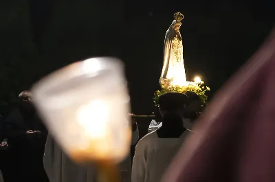 Objawienia Fatimskie to ważny dla katolików znak Bożej Opatrzności i nieustannej opieki Matki Bożej. Fatima to miasto w środkowo-zachodniej Portugalii. To właśnie tam miały miejsce objawienia Najświętszej Maryi Panny w 1917 roku, jakich doświadczyli Łucja Dos Santos oraz Hiacynta i Franciszek Marto – mali pastuszkowie. Maryja ukazywała się dzieciom każdego 13-go dnia miesiąca od maja do października.  Na pamiątkę tychże objawień, Kościół Katolicki uczestniczy w tzw. nabożeństwach fatimskich. Ostatnie z nich miały miejsce 13 października – w naszej Katedrze obecna była również cała wspólnota Wyższego Seminarium Duchownego w Rzeszowie. Uroczystości rozpoczęły się Mszą świętą o godzinie 19:00 pod przewodnictwem księdza rektora Pawła Pietrusiaka, zaś homilię wygłosił ojciec duchowny ks. Andrzej Szpaczyński.  Ojciec Andrzej już na początku wygłaszanego słowa skierował naszą uwagę na wielki cud Eucharystii: „Czy zobaczymy jakiś cud? Czy dany będzie jakiś znak?” – zapytał i od razu odpowiedział: „Nie wiadomo, czy będzie coś niezwykłego, ale jestem przekonany, że będzie cud – cud przemiany chleba i wina w Ciało i Krew Chrystusa – ten cud się dokona”. To bardzo ważne w życiu każdego chrześcijanina, aby nie szukać mistycznych doznań, czy szczególnych znaków od Boga, ale aby ujrzeć największy cud jakim jest Eucharystia. W tym darze możemy uczestniczyć każdego dnia i do tego też jesteśmy zaproszeni.  Po Eucharystii odbyła się procesja z figurą Matki Bożej Fatimskiej oraz Różaniec z rozważaniami przygotowanymi przez diakonów naszej diecezji.  Jesteśmy wdzięczni Panu Bogu za łaskę miłosierdzia i wezwania do pokoju jakie przesłał przez objawienia Pani Fatimskiej i nieustannie prosimy Go, abyśmy coraz mocniej potrafili kochać i dążyć do jedności. Za ten czas wspólnej modlitwy, chwała Panu!  fot. Joanna Prasoł