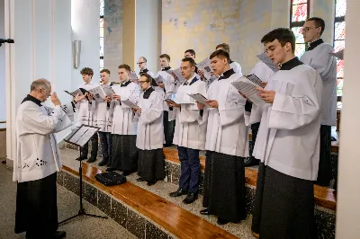 „Na swoje życie i swoje kapłaństwo trzeba popatrzeć w świetle Bożej miłości. Inaczej go nie pojmiemy ani my, ani ci, którzy będą na nas patrzeć” – mówił bp Jan Wątroba podczas Mszy św. z udzieleniem święceń prezbiteratu. 4 czerwca 2022 r. w kościele katedralnym jedenastu diakonów diecezji rzeszowskiej przyjęło sakrament kapłaństwa.
Do grona neoprezbiterów diecezji rzeszowskiej należą: ks. Sebastian Bełz z parafii w Nienadówce, ks. Krzysztof Lampart z parafii w Rudnej Wielkiej, ks. Mateusz Łachmanek z parafii w Lipinkach, ks. Karol Migut z parafii w Jasionce, ks. Marcin Murawski z parafii katedralnej w Rzeszowie, ks. Adrian Pazdan z parafii w Zagorzycach, ks. Tomasz Sienicki z parafii w Bieździedzy, ks. Dominik Świeboda z parafii w Palikówce, ks. Piotr Wąsacz z parafii bł. Władysława Findysza w Rzeszowie, ks. Mateusz Wojtuń z parafii w Święcanach oraz ks. Wiktor Zoła z parafii w Cieklinie.
Mszy św. przewodniczył i święceń udzielił bp Jan Wątroba. Eucharystię koncelebrowało około osiemdziesięciu księży, m.in: przełożeni Wyższego Seminarium Duchownego w Rzeszowie oraz proboszczowie i wikariusze z parafii rodzinnych neoprezbiterów. W Mszy św. uczestniczył abp Edward Nowak, bp Kazimierz Górny i bp Edward Białogłowski.
Zebranych w kościele katedralnym powitał ks. Krzysztof Gołąbek, proboszcz parafii.
W homilii bp Jan Wątroba nawiązał do słów z Ewangelii według św. Jana w których Chrystus tłumaczy co to znaczy być dobrym pasterzem. „Być kapłanem w Kościele Chrystusowym to znaczy mieć udział w Jego pasterskiej misji i stale upodabniać się do Dobrego Pasterza, który zna owce, karmi je, broni i jest gotów oddać życie dla ich dobra” – mówił hierarcha.
Po homilii odbył się obrzędy święceń: przyrzeczenie czci i posłuszeństwa Biskupowi Ordynariuszowi, Litania do Wszystkich Świętych podczas której kandydaci leżeli krzyżem, nałożenie rąk, modlitwa święceń oraz namaszczenie rąk krzyżmem i wręczenie chleba i wina. Podczas Liturgii Eucharystycznej nowo wyświęceni po raz pierwszy wyciągnęli dłonie nad chlebem i winem wypowiadając słowa konsekracji.
Na zakończenie Mszy św. ks. Tomasz Sienicki, podziękował w imieniu nowo wyświęconych wszystkim, którzy przyczynili się do przygotowania ich do kapłaństwa. Słowa wdzięczności, m.in. przełożonym Wyższego Seminarium Duchownego w Rzeszowie i rodzicom neoprezbiterów, wypowiedział bp Jan Wątroba. 
W drodze do zakrystii neoprezbiterzy zatrzymali się przy figurze Matki Bożej Fatimskiej zawierzając swoje kapłaństwo Matce Bożej.
W niedzielę, 5 czerwca, w Uroczystość Zesłania Ducha Świętego, neoprezbiterzy będą sprawować w swoich rodzinnych parafiach uroczyste Msze św. prymicyjne, a w najbliższych tygodniach otrzymają skierowania do parafii.

Fot. ks. Jakub Nagi oraz biala-wrona.pl
