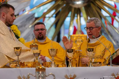 W Wielki Czwartek o godz. 10.00 w naszej Katedrze bp Jan Wątroba przewodniczył Mszy Krzyżma. Jest ona wyrazem jedności i wspólnoty duchowieństwa diecezji. Podczas tej Mszy Świętej biskup poświęcił olej chorych, katechumenów oraz olej krzyżma. Księża koncelebrujący z biskupem Eucharystię odnowili przyrzeczenia kapłańskie. W koncelebrze wzięli udział bp Kazimierz Górny, bp Edward Białogłowski oraz ponad 200 kapłanów z całej diecezji. W Eucharystii wzięli również udział licznie zebrani ministranci, lektorzy, animatorzy, ceremoniarze, członkowie scholi parafialnych i dziewczęcej służby maryjnej. Podczas Mszy Świętej zaśpiewał chór męski pod dyrekcją ks. Andrzeja Widaka. Przy organach zasiadł ks. Julian Wybraniec. fot. Piotr Szorc