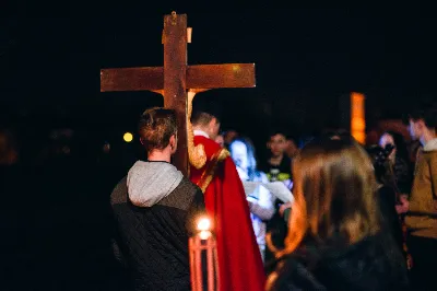 W piątek 5.04.2019 r. o godz. 20.00 odbyła się Droga Krzyżowa w Parku Papieskim. Nabożeństwu przewodniczył ks. Marcin Pater. fot. Dariusz Kamiński