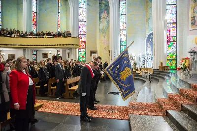 Uroczystość Chrystusa Króla to także święto Akcji Katolickiej i KSM-u. Centralnej uroczystości w Katedrze przewodniczył biskup diecezjalny Jan Wątroba. Eucharystię koncelebrowało 25 księży, wśród nich ks. Stanisław Potera – asystent diecezjalny AK i ks. Tomasz Ryczek – asystent diecezjalny KSM. Po wyznaniu wiary 88 młodych osób złożyło przyrzeczenie Katolickiego Stowarzyszenia Młodzieży. Obrzęd przyrzeczenia prowadził Paweł Grodzki – prezes KSM Diecezji Rzeszowskiej. Ceremonia zakończyła się odśpiewaniem hymnu KSM i zawołaniem: „Przez cnotę, naukę i pracę, służyć Bogu i Ojczyźnie, Gotów!”

Po Komunii św. bp Jan Wątroba, razem z ks. Stanisławem Poterą, wręczył nominacje 20 nowym prezesom oddziałów parafialnych Akcji Katolickiej. Krótkie przemówienia wypowiedzieli kolejno: Jeremi Kalkowski – prezes Zarządu Diecezjalnego Instytutu AK i Paweł Grodzki.

Po Komunii św. wszyscy zebrani uklękli przed Najświętszym Sakramentem. Biskup Ordynariusz odczytał Jubileuszowy Akt Przyjęcia Jezusa Chrystusa za Króla i Pana.

Po Mszy św. bp Jan Wątroba wręczył odznaki i legitymacje nowym członkom KSM.

fot. Fotografiarzeszow