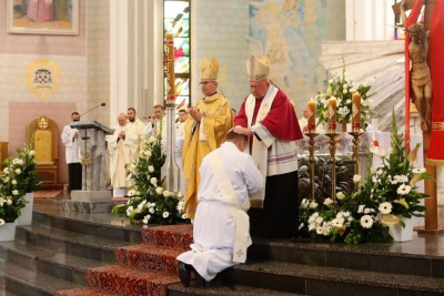 22 maja 2021 r. w naszej Katedrze sześciu diakonów diecezji rzeszowskiej przyjęło sakrament kapłaństwa.  Do grona neoprezbiterów diecezji rzeszowskiej należą: - ks. Michał Cyrnek z parafii Miłosierdzia Bożego w Ropicy Polskiej, - ks. Marek Drupka z parafii św. Jadwigi Królowej w Wólce Podleśnej, - ks. Jakub Przybyła z parafii Dobrego Pasterza w Babicy, - ks. Jerzy Przybyło z parafii Niepokalanego Serca Najświętszej Maryi Panny w Budach Głogowskich, - ks. Mateusz Wielgosz z parafii Dobrego Pasterza w Jaśle, - ks. Łukasz Ziemniak z parafii Matki Bożej Nieustającej Pomocy w Niechobrzu.  Mszy św. przewodniczył i święceń udzielił bp Jan Wątroba. Eucharystię koncelebrowało około sześćdziesięciu księży, m.in: przełożeni Wyższego Seminarium Duchownego w Rzeszowie oraz proboszczowie i wikariusze z parafii rodzinnych neoprezbiterów. W Mszy św. uczestniczył bp Kazimierz Górny.  Po homilii odbył się obrzędy święceń: przyrzeczenie czci i posłuszeństwa Biskupowi Ordynariuszowi, Litania do Wszystkich Świętych podczas której kandydaci leżeli krzyżem, nałożenie rąk, modlitwa święceń oraz namaszczenie rąk krzyżmem i wręczenie chleba i wina. Podczas Liturgii Eucharystycznej nowo wyświęceni po raz pierwszy wyciągnęli dłonie nad chlebem i winem wypowiadając słowa konsekracji.  Na zakończenie Mszy św. ks. Marek Drupka, podziękował w imieniu nowo wyświęconych wszystkim, którzy przyczynili się do przygotowania ich do kapłaństwa.  W drodze do zakrystii neoprezbiterzy zatrzymali się przy figurze Matki Bożej Fatimskiej zawierzając swoje kapłaństwo Matce Bożej.  W niedzielę, 23 maja, w Uroczystość Zesłania Ducha Świętego, neoprezbiterzy będą sprawować w swoich rodzinnych parafiach uroczyste Msze św. prymicyjne, a w najbliższych tygodniach otrzymają skierowania do parafii.  fot. Krzysztof Kapica