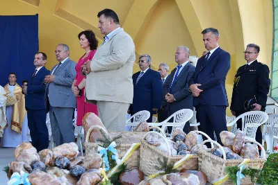 30 sierpnia 2020 r. do Parku Papieskiego w Rzeszowie na diecezjalne dożynki przyjechało 49 delegacji z dożynkowymi wieńcami.  Już o godz. 11.00 plac przed znajdującą się w Parku Papieskim sceną wypełniły delegacje z parafii diecezji rzeszowskiej. W sumie zarejestrowano 49 delegacje. Tegoroczną obsługę dożynek, w tym przygotowanie liturgii, zapewnili wierni i duszpasterze z dekanatu Sokołów Małopolski. O godz. 11.30 prof. Kazimierz Ożóg, mieszkaniec Górna, zaprezentował kilka myśli na temat chleba i godności pracy rolnika. Na scenie wystąpił zespół „Młody Duch i Przyjaciele” kierowany przez Dariusza Kosaka. Przed rozpoczęciem Mszy św. ks. Jerzy Uchman, diecezjalny duszpasterz rolników, przywitał przybyłych do Rzeszowa rolników, ogrodników, sadowników i pszczelarzy, wśród nich starostów dożynek Jerzego i Zofię Bednarzów z Kamienia, a także obecnych na Mszy św. parlamentarzystów, władze państwowe i samorządowe, służby mundurowe oraz poczty sztandarowe. Mszy św. przewodniczył bp Edward Białogłowski. W koncelebrze uczestniczył bp Kazimierz Górny oraz czternastu księży. W długiej procesji z darami do ołtarza podeszły delegacje wszystkich obecnych parafii przynosząc chleby i owoce. Dary te zostały przekazane Rzeszowskiemu Towarzystwu Pomocy im. św. Brata Alberta. Na zakończenie liturgii bp Białogłowski pobłogosławił przyniesione płody ziemi oraz ziarno na zasiew. Po błogosławieństwie poszczególne delegacje, przedstawiane przez ks. Jana Szczupaka, wikariusza biskupiego ds. społecznych, prezentowały swoje wieńce.  fot. ks. Tomasz Nowak