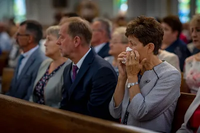 „Na swoje życie i swoje kapłaństwo trzeba popatrzeć w świetle Bożej miłości. Inaczej go nie pojmiemy ani my, ani ci, którzy będą na nas patrzeć” – mówił bp Jan Wątroba podczas Mszy św. z udzieleniem święceń prezbiteratu. 4 czerwca 2022 r. w kościele katedralnym jedenastu diakonów diecezji rzeszowskiej przyjęło sakrament kapłaństwa.
Do grona neoprezbiterów diecezji rzeszowskiej należą: ks. Sebastian Bełz z parafii w Nienadówce, ks. Krzysztof Lampart z parafii w Rudnej Wielkiej, ks. Mateusz Łachmanek z parafii w Lipinkach, ks. Karol Migut z parafii w Jasionce, ks. Marcin Murawski z parafii katedralnej w Rzeszowie, ks. Adrian Pazdan z parafii w Zagorzycach, ks. Tomasz Sienicki z parafii w Bieździedzy, ks. Dominik Świeboda z parafii w Palikówce, ks. Piotr Wąsacz z parafii bł. Władysława Findysza w Rzeszowie, ks. Mateusz Wojtuń z parafii w Święcanach oraz ks. Wiktor Zoła z parafii w Cieklinie.
Mszy św. przewodniczył i święceń udzielił bp Jan Wątroba. Eucharystię koncelebrowało około osiemdziesięciu księży, m.in: przełożeni Wyższego Seminarium Duchownego w Rzeszowie oraz proboszczowie i wikariusze z parafii rodzinnych neoprezbiterów. W Mszy św. uczestniczył abp Edward Nowak, bp Kazimierz Górny i bp Edward Białogłowski.
Zebranych w kościele katedralnym powitał ks. Krzysztof Gołąbek, proboszcz parafii.
W homilii bp Jan Wątroba nawiązał do słów z Ewangelii według św. Jana w których Chrystus tłumaczy co to znaczy być dobrym pasterzem. „Być kapłanem w Kościele Chrystusowym to znaczy mieć udział w Jego pasterskiej misji i stale upodabniać się do Dobrego Pasterza, który zna owce, karmi je, broni i jest gotów oddać życie dla ich dobra” – mówił hierarcha.
Po homilii odbył się obrzędy święceń: przyrzeczenie czci i posłuszeństwa Biskupowi Ordynariuszowi, Litania do Wszystkich Świętych podczas której kandydaci leżeli krzyżem, nałożenie rąk, modlitwa święceń oraz namaszczenie rąk krzyżmem i wręczenie chleba i wina. Podczas Liturgii Eucharystycznej nowo wyświęceni po raz pierwszy wyciągnęli dłonie nad chlebem i winem wypowiadając słowa konsekracji.
Na zakończenie Mszy św. ks. Tomasz Sienicki, podziękował w imieniu nowo wyświęconych wszystkim, którzy przyczynili się do przygotowania ich do kapłaństwa. Słowa wdzięczności, m.in. przełożonym Wyższego Seminarium Duchownego w Rzeszowie i rodzicom neoprezbiterów, wypowiedział bp Jan Wątroba. 
W drodze do zakrystii neoprezbiterzy zatrzymali się przy figurze Matki Bożej Fatimskiej zawierzając swoje kapłaństwo Matce Bożej.
W niedzielę, 5 czerwca, w Uroczystość Zesłania Ducha Świętego, neoprezbiterzy będą sprawować w swoich rodzinnych parafiach uroczyste Msze św. prymicyjne, a w najbliższych tygodniach otrzymają skierowania do parafii.

Fot. ks. Jakub Nagi oraz biala-wrona.pl
