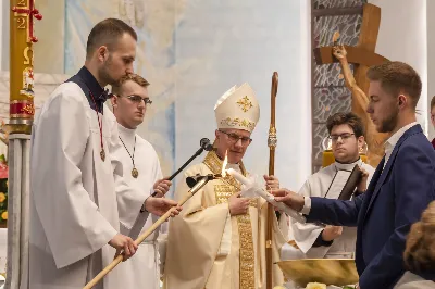 16 kwietnia 2022 r. bp Jan Wątroba przewodniczył liturgii Wigilii Paschalnej w naszej Katedrze. Podczas Mszy Świętej trzy osoby: Justyna, Anna i Nikola przyjęły sakrament chrztu, bierzmowania i Eucharystii.
fot. Joanna Prasoł