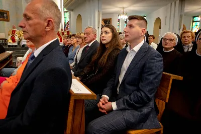 „Na swoje życie i swoje kapłaństwo trzeba popatrzeć w świetle Bożej miłości. Inaczej go nie pojmiemy ani my, ani ci, którzy będą na nas patrzeć” – mówił bp Jan Wątroba podczas Mszy św. z udzieleniem święceń prezbiteratu. 4 czerwca 2022 r. w kościele katedralnym jedenastu diakonów diecezji rzeszowskiej przyjęło sakrament kapłaństwa.
Do grona neoprezbiterów diecezji rzeszowskiej należą: ks. Sebastian Bełz z parafii w Nienadówce, ks. Krzysztof Lampart z parafii w Rudnej Wielkiej, ks. Mateusz Łachmanek z parafii w Lipinkach, ks. Karol Migut z parafii w Jasionce, ks. Marcin Murawski z parafii katedralnej w Rzeszowie, ks. Adrian Pazdan z parafii w Zagorzycach, ks. Tomasz Sienicki z parafii w Bieździedzy, ks. Dominik Świeboda z parafii w Palikówce, ks. Piotr Wąsacz z parafii bł. Władysława Findysza w Rzeszowie, ks. Mateusz Wojtuń z parafii w Święcanach oraz ks. Wiktor Zoła z parafii w Cieklinie.
Mszy św. przewodniczył i święceń udzielił bp Jan Wątroba. Eucharystię koncelebrowało około osiemdziesięciu księży, m.in: przełożeni Wyższego Seminarium Duchownego w Rzeszowie oraz proboszczowie i wikariusze z parafii rodzinnych neoprezbiterów. W Mszy św. uczestniczył abp Edward Nowak, bp Kazimierz Górny i bp Edward Białogłowski.
Zebranych w kościele katedralnym powitał ks. Krzysztof Gołąbek, proboszcz parafii.
W homilii bp Jan Wątroba nawiązał do słów z Ewangelii według św. Jana w których Chrystus tłumaczy co to znaczy być dobrym pasterzem. „Być kapłanem w Kościele Chrystusowym to znaczy mieć udział w Jego pasterskiej misji i stale upodabniać się do Dobrego Pasterza, który zna owce, karmi je, broni i jest gotów oddać życie dla ich dobra” – mówił hierarcha.
Po homilii odbył się obrzędy święceń: przyrzeczenie czci i posłuszeństwa Biskupowi Ordynariuszowi, Litania do Wszystkich Świętych podczas której kandydaci leżeli krzyżem, nałożenie rąk, modlitwa święceń oraz namaszczenie rąk krzyżmem i wręczenie chleba i wina. Podczas Liturgii Eucharystycznej nowo wyświęceni po raz pierwszy wyciągnęli dłonie nad chlebem i winem wypowiadając słowa konsekracji.
Na zakończenie Mszy św. ks. Tomasz Sienicki, podziękował w imieniu nowo wyświęconych wszystkim, którzy przyczynili się do przygotowania ich do kapłaństwa. Słowa wdzięczności, m.in. przełożonym Wyższego Seminarium Duchownego w Rzeszowie i rodzicom neoprezbiterów, wypowiedział bp Jan Wątroba. 
W drodze do zakrystii neoprezbiterzy zatrzymali się przy figurze Matki Bożej Fatimskiej zawierzając swoje kapłaństwo Matce Bożej.
W niedzielę, 5 czerwca, w Uroczystość Zesłania Ducha Świętego, neoprezbiterzy będą sprawować w swoich rodzinnych parafiach uroczyste Msze św. prymicyjne, a w najbliższych tygodniach otrzymają skierowania do parafii.

Fot. ks. Jakub Nagi oraz biala-wrona.pl
