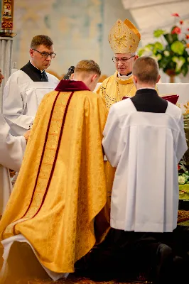 „Na swoje życie i swoje kapłaństwo trzeba popatrzeć w świetle Bożej miłości. Inaczej go nie pojmiemy ani my, ani ci, którzy będą na nas patrzeć” – mówił bp Jan Wątroba podczas Mszy św. z udzieleniem święceń prezbiteratu. 4 czerwca 2022 r. w kościele katedralnym jedenastu diakonów diecezji rzeszowskiej przyjęło sakrament kapłaństwa.
Do grona neoprezbiterów diecezji rzeszowskiej należą: ks. Sebastian Bełz z parafii w Nienadówce, ks. Krzysztof Lampart z parafii w Rudnej Wielkiej, ks. Mateusz Łachmanek z parafii w Lipinkach, ks. Karol Migut z parafii w Jasionce, ks. Marcin Murawski z parafii katedralnej w Rzeszowie, ks. Adrian Pazdan z parafii w Zagorzycach, ks. Tomasz Sienicki z parafii w Bieździedzy, ks. Dominik Świeboda z parafii w Palikówce, ks. Piotr Wąsacz z parafii bł. Władysława Findysza w Rzeszowie, ks. Mateusz Wojtuń z parafii w Święcanach oraz ks. Wiktor Zoła z parafii w Cieklinie.
Mszy św. przewodniczył i święceń udzielił bp Jan Wątroba. Eucharystię koncelebrowało około osiemdziesięciu księży, m.in: przełożeni Wyższego Seminarium Duchownego w Rzeszowie oraz proboszczowie i wikariusze z parafii rodzinnych neoprezbiterów. W Mszy św. uczestniczył abp Edward Nowak, bp Kazimierz Górny i bp Edward Białogłowski.
Zebranych w kościele katedralnym powitał ks. Krzysztof Gołąbek, proboszcz parafii.
W homilii bp Jan Wątroba nawiązał do słów z Ewangelii według św. Jana w których Chrystus tłumaczy co to znaczy być dobrym pasterzem. „Być kapłanem w Kościele Chrystusowym to znaczy mieć udział w Jego pasterskiej misji i stale upodabniać się do Dobrego Pasterza, który zna owce, karmi je, broni i jest gotów oddać życie dla ich dobra” – mówił hierarcha.
Po homilii odbył się obrzędy święceń: przyrzeczenie czci i posłuszeństwa Biskupowi Ordynariuszowi, Litania do Wszystkich Świętych podczas której kandydaci leżeli krzyżem, nałożenie rąk, modlitwa święceń oraz namaszczenie rąk krzyżmem i wręczenie chleba i wina. Podczas Liturgii Eucharystycznej nowo wyświęceni po raz pierwszy wyciągnęli dłonie nad chlebem i winem wypowiadając słowa konsekracji.
Na zakończenie Mszy św. ks. Tomasz Sienicki, podziękował w imieniu nowo wyświęconych wszystkim, którzy przyczynili się do przygotowania ich do kapłaństwa. Słowa wdzięczności, m.in. przełożonym Wyższego Seminarium Duchownego w Rzeszowie i rodzicom neoprezbiterów, wypowiedział bp Jan Wątroba. 
W drodze do zakrystii neoprezbiterzy zatrzymali się przy figurze Matki Bożej Fatimskiej zawierzając swoje kapłaństwo Matce Bożej.
W niedzielę, 5 czerwca, w Uroczystość Zesłania Ducha Świętego, neoprezbiterzy będą sprawować w swoich rodzinnych parafiach uroczyste Msze św. prymicyjne, a w najbliższych tygodniach otrzymają skierowania do parafii.

Fot. ks. Jakub Nagi oraz biala-wrona.pl
